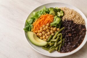 Prato vegetariano com arroz integral, feijão-preto, grão-de-bico e legumes