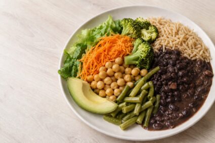 Prato vegetariano com arroz integral, feijão-preto, grão-de-bico e legumes